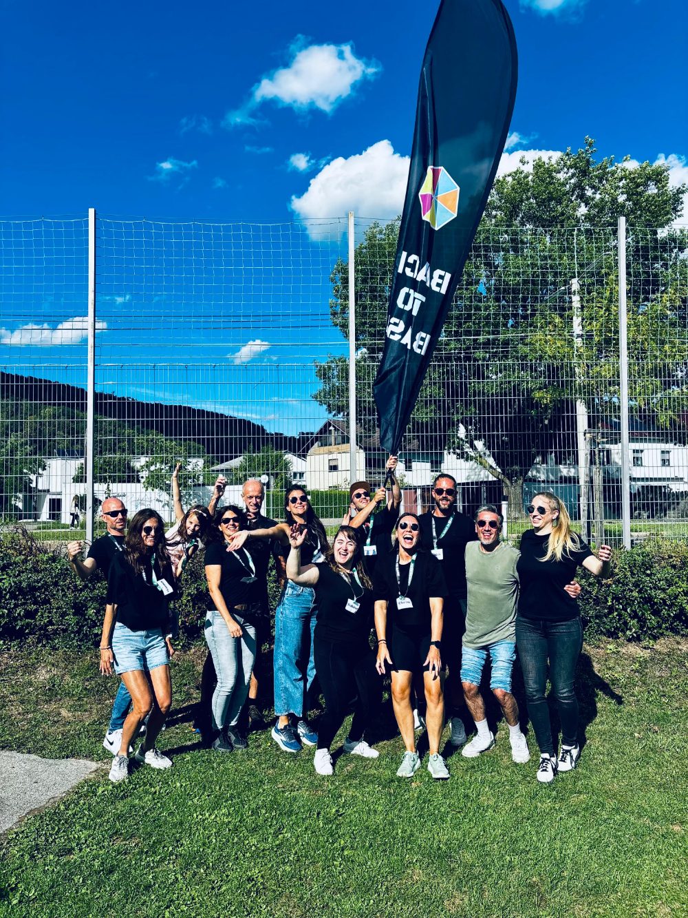 Das Helferinnen- und Helfer-Team von Back to Base vor der Eventflagge